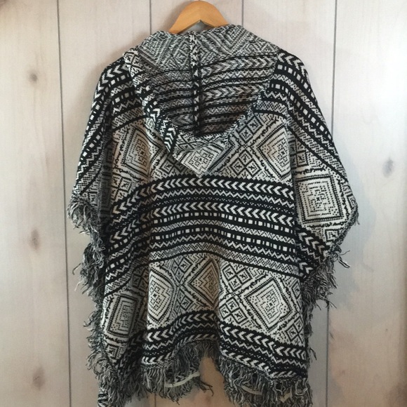 Aztec Print Sweater Cardigan/poncho - Picture 4 of 7